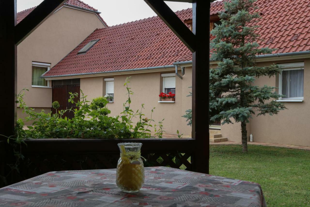 Silentium Garden Apartman Шарвар Екстер'єр фото